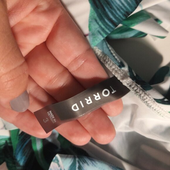 *BOGO FREE* Torrid Wireless Ruffle Sleeve Bikini Top Green Susie Tropical Size 3 - Picture 4 of 7